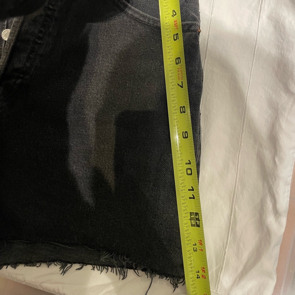 Re/done black cutoff denim shorts 🖤 26 waist, 14 length - Picture 4 of 5